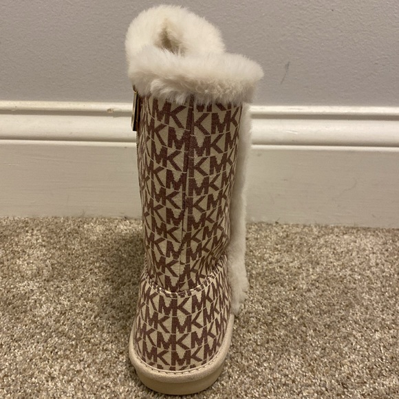 NWOT Michael Kors faux fur snow boots. Size 5. - Picture 4 of 14
